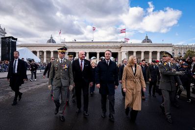 Am 26. Oktober 2025 fand anl&auml;sslich des Nationalfeiertages die traditionelle Kranzniederlegung im Weihraum am Wiener Heldenplatz statt. Im Bild Bundeskanzler Christian Stocker (m.l.) mit Vizekanzler Andreas Babler (m.) und Bundesministerin Beate Meinl-Reisinger (m.r.).