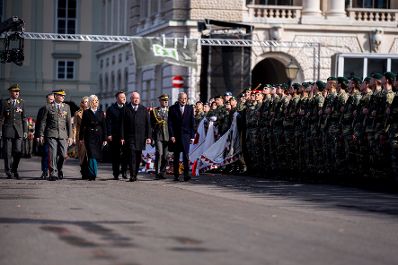 Am 26. Oktober 2025 fanden anl&auml;sslich des Nationalfeiertages Feierlichkeiten am Wiener Heldenplatz statt. Im Bild Bundeskanzler Christian Stocker (7.v.l.) mit Vizekanzler Andreas Babler (6.v.l.), Bundespr&auml;sident Alexander Van der Bellen (9.v.l.), Bundesministerin Klaudia Tanner (5.v.l.), Bundesministerin Beate Meinl-Reisinger (4.v.l.) und B&uuml;rgermeister von Wien Michael Ludwig (2.v.l.).