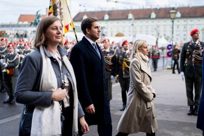 Am 26. Oktober 2025 fand anl&auml;sslich des Nationalfeiertages die traditionelle Kranzniederlegung im Weihraum am Wiener Heldenplatz statt. Im Bild Staatssekret&auml;r Alexander Pr&ouml;ll (m.), Staatssekret&auml;rin Michaela Schmidt (r.) und Staatssekret&auml;rin Barbara Eibinger-Miedl (l.).