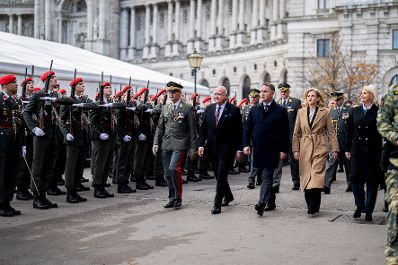 Am 26. Oktober 2025 fand anl&auml;sslich des Nationalfeiertages die traditionelle Kranzniederlegung im Weihraum am Wiener Heldenplatz statt. Im Bild Bundeskanzler Christian Stocker (m.l.) mit Vizekanzler Andreas Babler (m.),Bundesministerin Beate Meinl-Reisinger (m.r.) und Bundesministerin Claudia Tanner (r.).