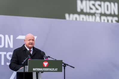 Am 26. Oktober 2025 hielt Bundeskanzler Christian Stocker (im Bild) im Rahmen der Angelobung der Rekrutinnen und Rekruten des &ouml;sterreichischen Bundesheeres auf dem Wiener Heldenplatz eine Rede zum &Ouml;sterreichischen Nationalfeiertag.