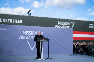 Am 26. Oktober 2025 hielt Bundeskanzler Christian Stocker (im Bild) im Rahmen der Angelobung der Rekrutinnen und Rekruten des &ouml;sterreichischen Bundesheeres auf dem Wiener Heldenplatz eine Rede zum &Ouml;sterreichischen Nationalfeiertag.