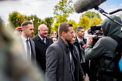 Am 26. Oktober 2025 fanden anl&auml;sslich des Nationalfeiertages Feierlichkeiten am Wiener Heldenplatz statt. Im Bild Bundeskanzler Christian Stocker (3.v.l.).