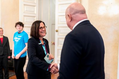 Am 26. November 2025 wurde Bundeskanzler Christian Stocker (r.) von der Diakonie &Ouml;sterreich ein Adventkranz &uuml;berreicht. Im Bild mit der Direktorin der Diakonie &Ouml;sterreich, Maria Moser (l.).