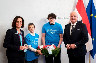 Am 26. November 2025 wurde Bundeskanzler Christian Stocker (r.) von der Diakonie &Ouml;sterreich ein Adventkranz &uuml;berreicht. Im Bild mit der Direktorin der Diakonie &Ouml;sterreich, Maria Moser (l.).