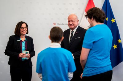 Am 26. November 2025 wurde Bundeskanzler Christian Stocker (2.v.r.) von der Diakonie &Ouml;sterreich ein Adventkranz &uuml;berreicht. Im Bild mit der Direktorin der Diakonie &Ouml;sterreich, Maria Moser (l.).