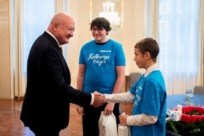 Am 26. November 2025 wurde Bundeskanzler Christian Stocker (l.) von der Diakonie &Ouml;sterreich ein Adventkranz &uuml;berreicht.