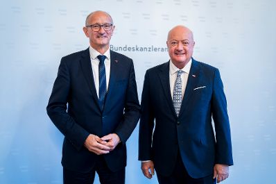 Am 28. November 2025 empfing Bundeskanzler Christian Stocker (r.) den Landeshauptmann von Tirol Anton Mattle (l.) zu einem Arbeitsgespr&auml;ch.