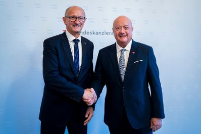 Am 28. November 2025 empfing Bundeskanzler Christian Stocker (r.) den Landeshauptmann von Tirol Anton Mattle (l.) zu einem Arbeitsgespr&auml;ch.