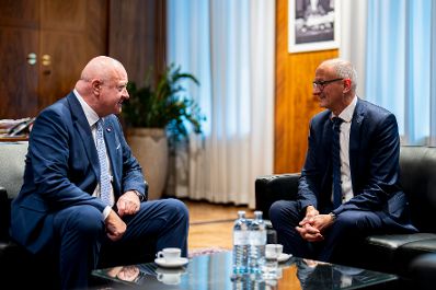 Am 28. November 2025 empfing Bundeskanzler Christian Stocker (l.) den Landeshauptmann von Tirol Anton Mattle (r.) zu einem Arbeitsgespr&auml;ch.