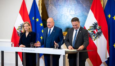 Am 3. Dezember 2025 nahmen Bundeskanzler Christian Stocker (m.), Vizekanzler Andreas Babler (r.) und Bundesministerin Beate Meinl-Reisinger (l.) am Doorstep vor dem Ministerrat teil.