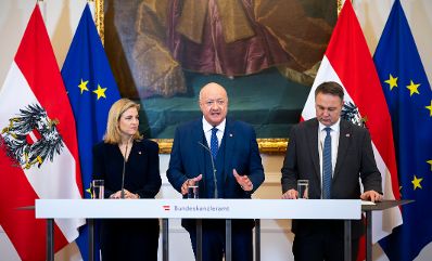 Am 3. Dezember 2025 nahmen Bundeskanzler Christian Stocker (m.), Vizekanzler Andreas Babler (r.) und Bundesministerin Beate Meinl-Reisinger (l.) am Doorstep vor dem Ministerrat teil.