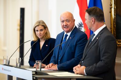Am 3. Dezember 2025 nahmen Bundeskanzler Christian Stocker (m.), Vizekanzler Andreas Babler (r.) und Bundesministerin Beate Meinl-Reisinger (l.) am Doorstep vor dem Ministerrat teil.