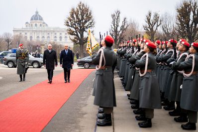 Am 4. Dezember 2025 empfing Bundeskanzler Christian Stocker (l.) den Premierminister von Rum&auml;nien Gavril Bolojan (r.), zu einem Arbeitsbesuch im Bundeskanzleramt.