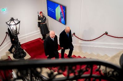 Am 4. Dezember 2025 empfing Bundeskanzler Christian Stocker (.) den Premierminister von Rum&auml;nien Gavril Bolojan (r.), zu einem Arbeitsbesuch im Bundeskanzleramt.