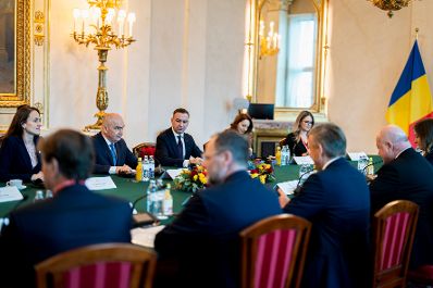 Am 4. Dezember 2025 empfing Bundeskanzler Christian Stocker (r.) den Premierminister von Rum&auml;nien Gavril Bolojan (2.v.r.), zu einem Arbeitsbesuch im Bundeskanzleramt. Im Bild bei einem Delegationsgespr&auml;ch.