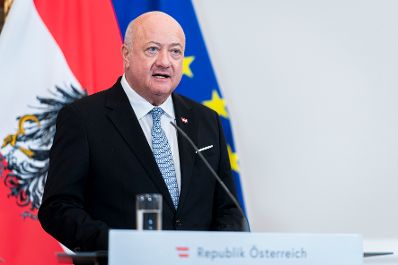 Am 4. Dezember 2025 empfing Bundeskanzler Christian Stocker (im Bild) den Premierminister von Rum&auml;nien Gavril Bolojan, zu einem Arbeitsbesuch im Bundeskanzleramt. Im Bild bei einer gemeinsamen Pressekonferenz.