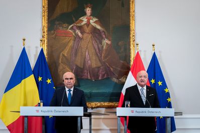 Am 4. Dezember 2025 empfing Bundeskanzler Christian Stocker (r.) den Premierminister von Rum&auml;nien Gavril Bolojan (l.), zu einem Arbeitsbesuch im Bundeskanzleramt. Im Bild bei einer gemeinsamen Pressekonferenz.