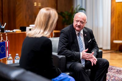 Am 4. Dezember empfing Bundeskanzler Christian Stocker (r.) die Hohe Vertreterin der Europ&auml;ischen Union f&uuml;r Au&szlig;en- und Sicherheitspolitik und Vizepr&auml;sidentin der Europ&auml;ischen Kommission, Kaja Kallas (l.) zu einem Arbeitsbesuch im Bundeskanzleramt.