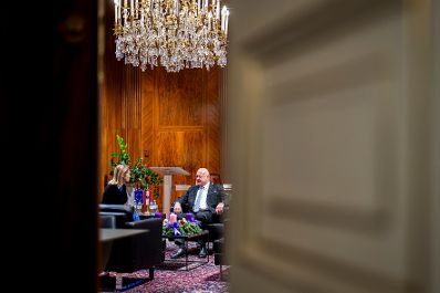 Am 4. Dezember empfing Bundeskanzler Christian Stocker (r.) die Hohe Vertreterin der Europ&auml;ischen Union f&uuml;r Au&szlig;en- und Sicherheitspolitik und Vizepr&auml;sidentin der Europ&auml;ischen Kommission, Kaja Kallas (l.) zu einem Arbeitsbesuch im Bundeskanzleramt.