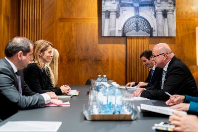 Am 4. Dezember empfing Bundeskanzler Christian Stocker (r.) die Hohe Vertreterin der Europ&auml;ischen Union f&uuml;r Au&szlig;en- und Sicherheitspolitik und Vizepr&auml;sidentin der Europ&auml;ischen Kommission, Kaja Kallas (l.) zu einem Arbeitsbesuch im Bundeskanzleramt.
