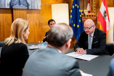 Am 4. Dezember empfing Bundeskanzler Christian Stocker (r.) die Hohe Vertreterin der Europ&auml;ischen Union f&uuml;r Au&szlig;en- und Sicherheitspolitik und Vizepr&auml;sidentin der Europ&auml;ischen Kommission, Kaja Kallas (l.) zu einem Arbeitsbesuch im Bundeskanzleramt.