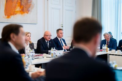 Am 9. Dezember 2025 nahm Bundeskanzler Christian Stocker (3.v.l.) am Treffen der Reformpartnerschaft im Bundeskanzleramt teil. Im Bild mit Vizekanzler Andreas Babler (4.v.l.) und Bundesministerin Beate Meinl-Reisinger (2.v.l.).