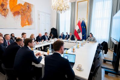 Am 9. Dezember 2025 nahm Bundeskanzler Christian Stocker (8.v.l.) am Treffen der Reformpartnerschaft im Bundeskanzleramt teil. Im Bild mit Vizekanzler Andreas Babler (9.v.l.), Bundesministerin Beate Meinl-Reisinger (7.v.l.) und dem B&uuml;rgermeister von Wien Michael Ludwig (3.v.l.).