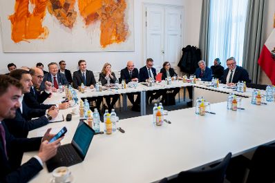 Am 9. Dezember 2025 nahm Bundeskanzler Christian Stocker (6.v.r.) am Treffen der Reformpartnerschaft im Bundeskanzleramt teil. Im Bild mit Vizekanzler Andreas Babler (5.v.r.), Bundesministerin Beate Meinl-Reisinger (7.v.r.) und dem B&uuml;rgermeister von Wien Michael Ludwig (10.v.r.).