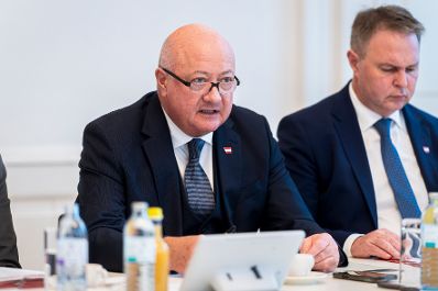 Am 9. Dezember 2025 nahm Bundeskanzler Christian Stocker (l.) am Treffen der Reformpartnerschaft im Bundeskanzleramt teil. Im Bild mit Vizekanzler Andreas Babler (r.).