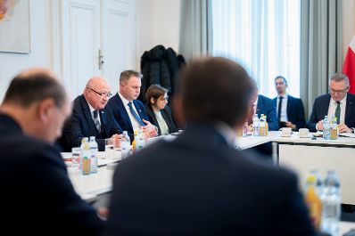 Am 9. Dezember 2025 nahm Bundeskanzler Christian Stocker (2.v.l.) am Treffen der Reformpartnerschaft im Bundeskanzleramt teil. Im Bild mit Vizekanzler Andreas Babler (3.v.l.).