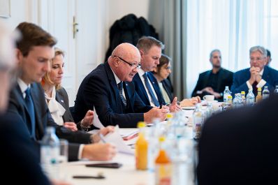 Am 9. Dezember 2025 nahm Bundeskanzler Christian Stocker (3.v.l.) am Treffen der Reformpartnerschaft im Bundeskanzleramt teil. Im Bild mit Vizekanzler Andreas Babler (4.v.l.) und Bundesministerin Beate Meinl-Reisinger (2.v.l.).