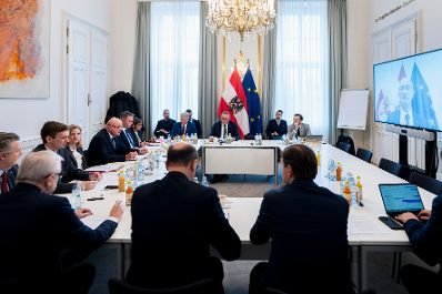 Am 9. Dezember 2025 nahm Bundeskanzler Christian Stocker (5.v.l.) am Treffen der Reformpartnerschaft im Bundeskanzleramt teil. Im Bild mit Vizekanzler Andreas Babler (6.v.l.), Bundesministerin Beate Meinl-Reisinger (4.v.l.) und dem B&uuml;rgermeister von Wien Michael Ludwig (l.).