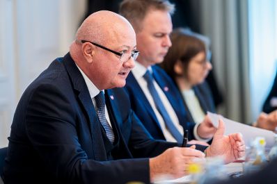 Am 9. Dezember 2025 nahm Bundeskanzler Christian Stocker (l.) am Treffen der Reformpartnerschaft im Bundeskanzleramt teil. Im Bild mit Vizekanzler Andreas Babler (2.v.l.).