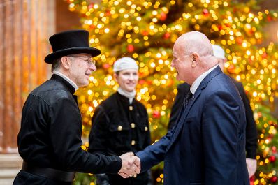 Am 10. Dezember 2025 traf Bundeskanzler Christian Stocker (r.) Rauchfangkehrer im Parlament.