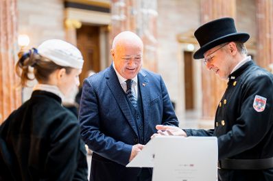 Am 10. Dezember 2025 traf Bundeskanzler Christian Stocker (m.) Rauchfangkehrer im Parlament.