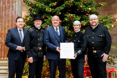 Am 10. Dezember 2025 traf Bundeskanzler Christian Stocker (m.) Rauchfangkehrer im Parlament.