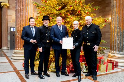 Am 10. Dezember 2025 traf Bundeskanzler Christian Stocker (m.) Rauchfangkehrer im Parlament.