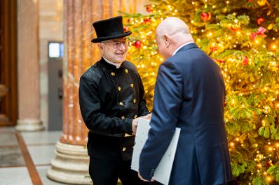 Am 10. Dezember 2025 traf Bundeskanzler Christian Stocker (r.) Rauchfangkehrer im Parlament.