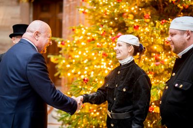 Am 10. Dezember 2025 traf Bundeskanzler Christian Stocker (l.) Rauchfangkehrer im Parlament.