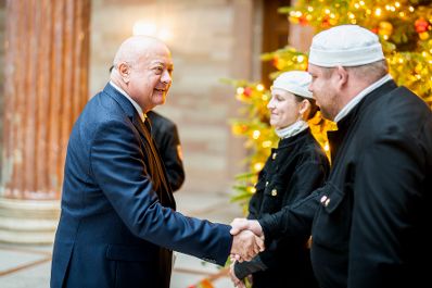 Am 10. Dezember 2025 traf Bundeskanzler Christian Stocker (l.) Rauchfangkehrer im Parlament.