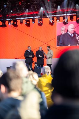 Am 12. Dezember 2025 nahm Bundeskanzler Christian Stocker (m.) an der Er&ouml;ffnung der Koralmbahn teil. Im Bild mit Vizekanzler Andreas Babler (m.l.).