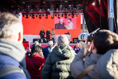Am 12. Dezember 2025 nahm Bundeskanzler Christian Stocker (m.) an der Er&ouml;ffnung der Koralmbahn teil. Im Bild mit Vizekanzler Andreas Babler (m.l.).
