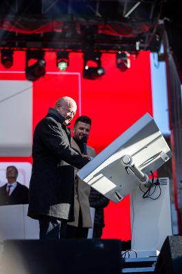 Am 12. Dezember 2025 nahm Bundeskanzler Christian Stocker (m.) an der Er&ouml;ffnung der Koralmbahn teil.