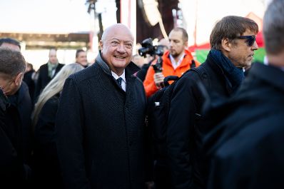 Am 12. Dezember 2025 nahm Bundeskanzler Christian Stocker (m.) an der Er&ouml;ffnung der Koralmbahn teil.