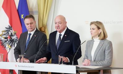 Am 16. Dezember 2025 gaben (v.l.n.r.) Vizekanzler Andreas Babler, Bundeskanzler Christian Stocker und Bundesministerin Beate Meinl-Reisinger eine Pressekonferenz zum Thema &bdquo;Ma&szlig;nahmen zur Senkung der Stromkosten in &Ouml;sterreich&ldquo;.