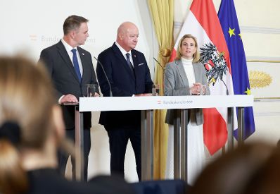 Am 16. Dezember 2025 gaben (v.l.n.r.) Vizekanzler Andreas Babler, Bundeskanzler Christian Stocker und Bundesministerin Beate Meinl-Reisinger eine Pressekonferenz zum Thema &bdquo;Ma&szlig;nahmen zur Senkung der Stromkosten in &Ouml;sterreich&ldquo;.