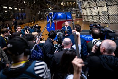 Am 17. Dezember 2025 nahm Bundeskanzler Christian Stocker an dem Treffen der EU-Staats- und Regierungschefs in Br&uuml;ssel teil. Im Bild beim Doorstep.
