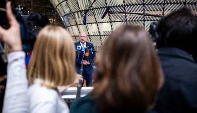 Am 17. Dezember 2025 nahm Bundeskanzler Christian Stocker (m.) an dem Treffen der EU-Staats- und Regierungschefs in Br&uuml;ssel teil. Im Bild beim Doorstep.