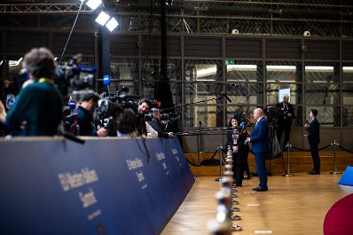 Am 17. Dezember 2025 nahm Bundeskanzler Christian Stocker (3.v.r.) an dem Treffen der EU-Staats- und Regierungschefs in Br&uuml;ssel teil. Im Bild beim Doorstep.